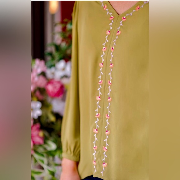 Pioneer woman embroidered tunic and gold hoop earrings. Both NWT! Ready to wear! - Picture 6 of 9